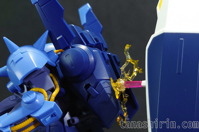 バックパックにサーベルを刺されるハイザック(連邦軍)