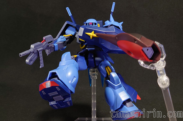 リックディアスにバインダーを投げつけられるハイザック(連邦軍)