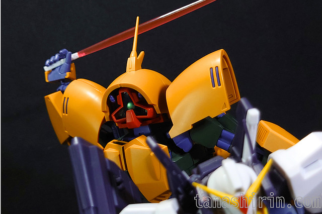 マーク2を斬りつけるアッシマー