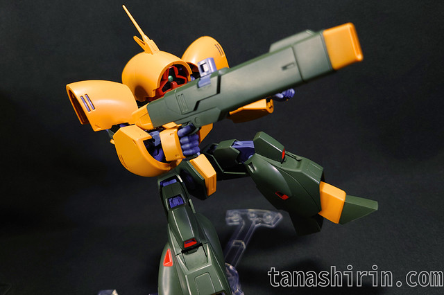 ビーム・ライフルを構えるアッシマー