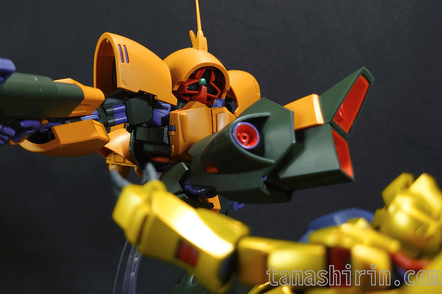 百式を蹴り飛ばすアッシマー